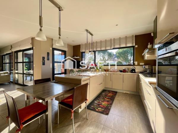 Maison d'architecte 259 m2, sur 2289 m2 de terrain