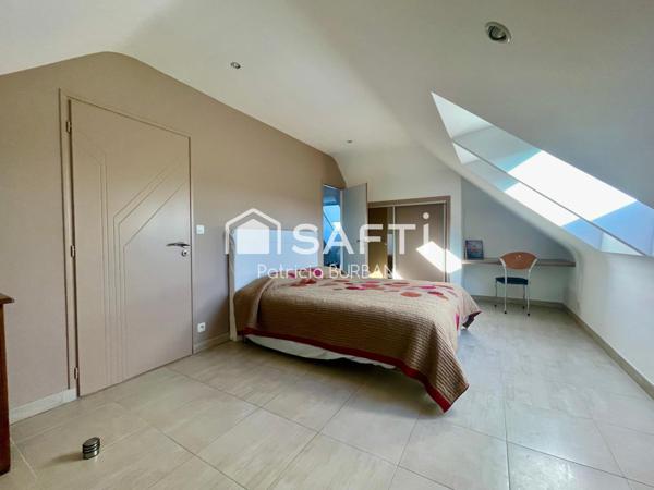 Maison d'architecte 259 m2, sur 2289 m2 de terrain