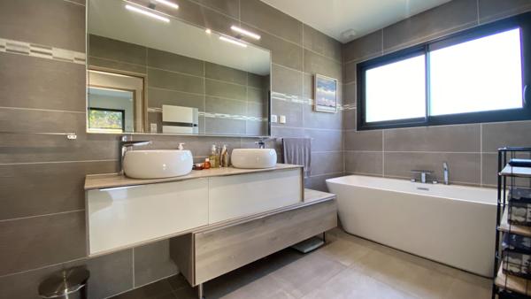 villa d'exception -  Mios - 4 chambres 233 m2, grands garages, prestations haut de gamme