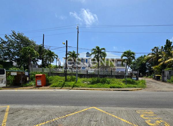 À VENDRE IMMEUBLE COMPOSÉ DE 2 T3 ET 2 T4 LOUÉS À GOYAVE