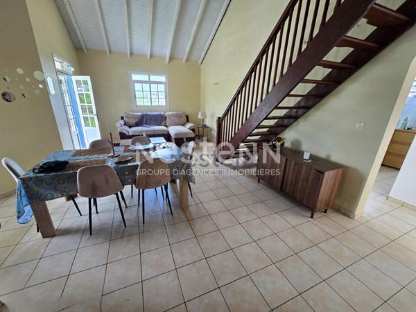 À VENDRE IMMEUBLE COMPOSÉ DE 2 T3 ET 2 T4 LOUÉS À GOYAVE