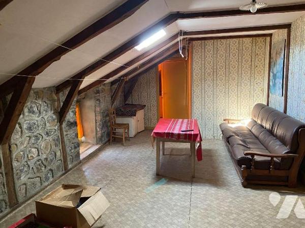 RAULHAC, sur parcelle de 200 m², maison de bourg comprenant sous-sol cave, atelier, garage - RD...