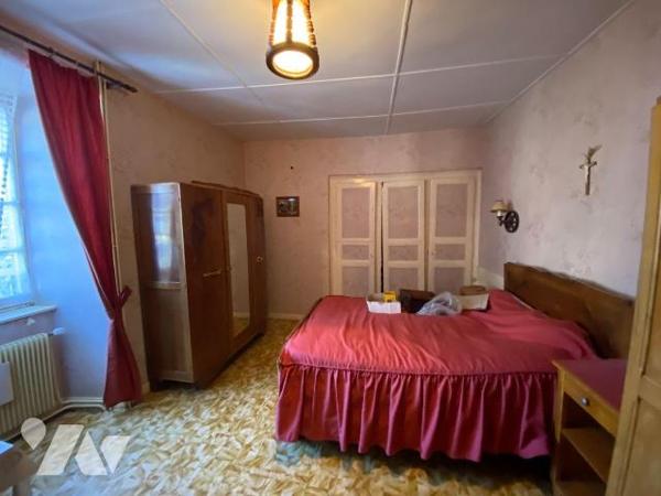 RAULHAC, sur parcelle de 200 m², maison de bourg comprenant sous-sol cave, atelier, garage - RD...