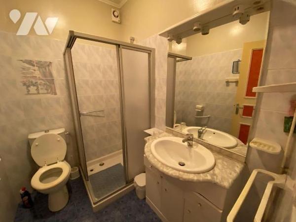 RAULHAC, sur parcelle de 200 m², maison de bourg comprenant sous-sol cave, atelier, garage - RD...