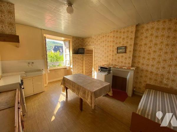 RAULHAC, sur parcelle de 200 m², maison de bourg comprenant sous-sol cave, atelier, garage - RD...