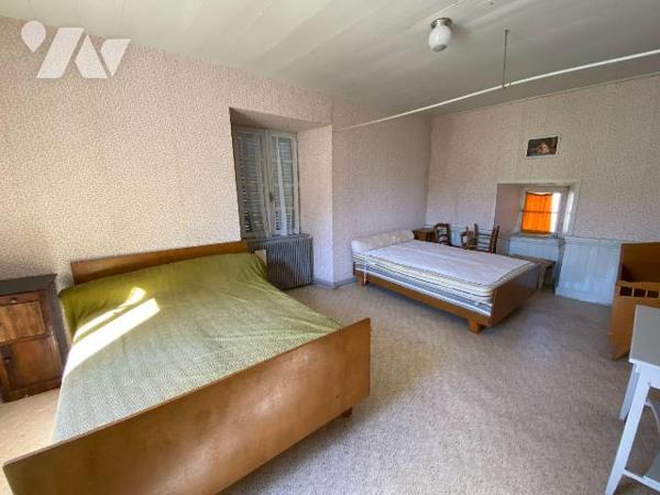 RAULHAC, sur parcelle de 200 m², maison de bourg comprenant sous-sol cave, atelier, garage - RD...