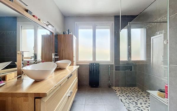 Maison à vendre    7 pièces • 206 m2 Saint-Jean-de-Muzols