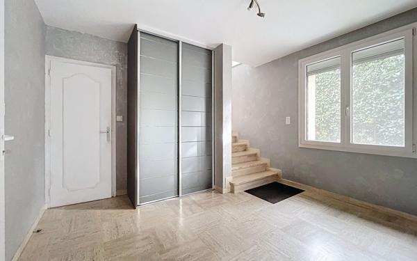 Maison à vendre    7 pièces • 206 m2 Saint-Jean-de-Muzols