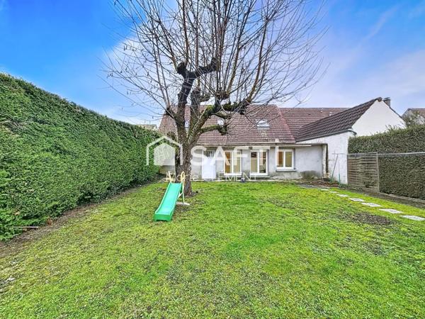 Maison familiale avec 6 chambres, terrain de 548 m2, garage plus 2 places de parking.