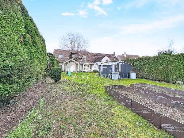Maison familiale avec 6 chambres, terrain de 548 m2, garage plus 2 places de parking.