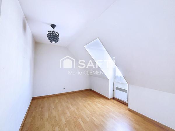 Maison familiale avec 6 chambres, terrain de 548 m2, garage plus 2 places de parking.