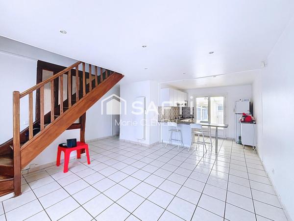 Maison familiale avec 6 chambres, terrain de 548 m2, garage plus 2 places de parking.