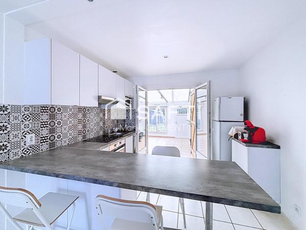 Maison familiale avec 6 chambres, terrain de 548 m2, garage plus 2 places de parking.