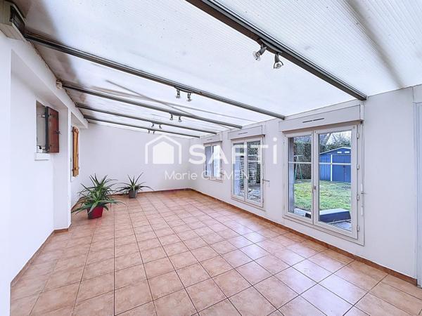 Maison familiale avec 6 chambres, terrain de 548 m2, garage plus 2 places de parking.