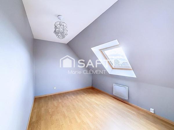 Maison familiale avec 6 chambres, terrain de 548 m2, garage plus 2 places de parking.