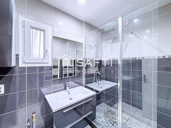 Maison familiale avec 6 chambres, terrain de 548 m2, garage plus 2 places de parking.