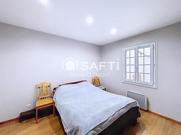 Maison familiale avec 6 chambres, terrain de 548 m2, garage plus 2 places de parking.