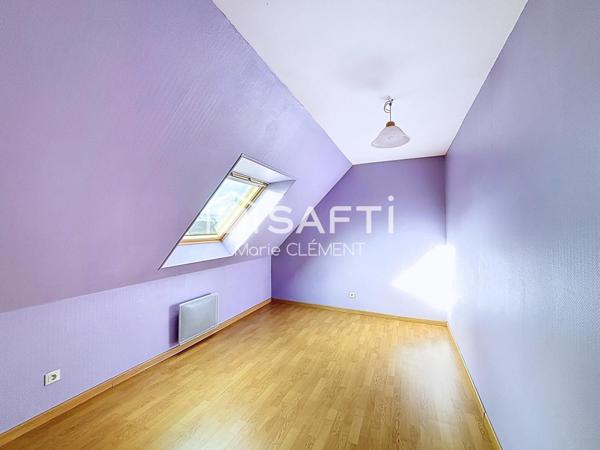 Maison familiale avec 6 chambres, terrain de 548 m2, garage plus 2 places de parking.