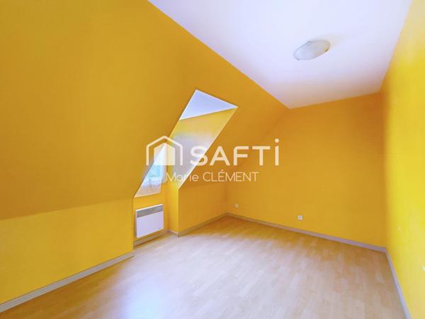 Maison familiale avec 6 chambres, terrain de 548 m2, garage plus 2 places de parking.