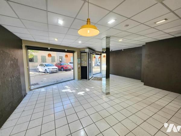 Saint Paul Trois Châteaux, Local Commercial avec Jardinet.