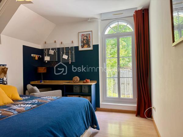 *** Carole MARCHAND *** BSK Immobilier *** vous propose se bien d'exception.

Situé à 400 mètres du centre du village de St Paterne Racan, à 12 minutes de l'autoroute, 30 minutes de Tours, il offre toutes les commodités à pied. (Transport en commun et transports scolaires, écoles maternelle et primaire, pharmacie, boulangerie, épicerie, bar tabac, restaurant, banques, marché le jeudi …)

Propriété de caractère alliant volumes généreux et prestations de qualité. 
Une maison principale de plus de 250 m² à laquelle s'ajoute une maison indépendante d'environ 30 m².

Les amateurs d'espace apprécieront dès l'entrée une belle hauteur sous plafond, 
Une pièce de vie de plus de 50 m²,
Sa véranda donnant sur une cour intimiste, 
Un véritable bar dans une partie semi - troglodyte,
Un bureau, une cuisine aménagée et équipée (novembre 2025) et des WC complètent le rez-de-chaussée.

Au 1er étage vous découvrirez quatre belles chambres, une buanderie avec accès grenier isolé, une salle de bain, une salle de douche et 2 WC indépendants.

A suivre et menant directement vers une terrasse puis au jardin de plus de 1000 m², une suite parentale de 45 m² avec salle d'eau et WC.

La maison indépendante se compose d'une pièce à vivre avec coin cuisine, d'une chambre et 1 salle d'eau avec WC.
Son accès par le jardin permet une mise en location par exemple.

Cette demeure en pierre de tuffeau à su évoluer et se moderniser au fil du temps.
Les points forts ; 
- 5 chambres dans la maison principale + 1 dans la dépendance
- Nombreux rangements ; dans chaque chambre un grand placard
- Travaux récents (Isolation, sol, cuisine, salle de bain)
- Menuiseries PVC double vitrage
- Volets roulants électriques
- Aspirateur centralisé

Les extérieurs ;
- 2 caves dont 1 utilisée en garage (2 ou 3 véhicules)
- Un atelier
- Terrain de pétanque
- Jardin clos et paysagé

Tout à l'égout, chauffage fioul

.