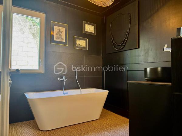 *** Carole MARCHAND *** BSK Immobilier *** vous propose se bien d'exception.

Situé à 400 mètres du centre du village de St Paterne Racan, à 12 minutes de l'autoroute, 30 minutes de Tours, il offre toutes les commodités à pied. (Transport en commun et transports scolaires, écoles maternelle et primaire, pharmacie, boulangerie, épicerie, bar tabac, restaurant, banques, marché le jeudi …)

Propriété de caractère alliant volumes généreux et prestations de qualité. 
Une maison principale de plus de 250 m² à laquelle s'ajoute une maison indépendante d'environ 30 m².

Les amateurs d'espace apprécieront dès l'entrée une belle hauteur sous plafond, 
Une pièce de vie de plus de 50 m²,
Sa véranda donnant sur une cour intimiste, 
Un véritable bar dans une partie semi - troglodyte,
Un bureau, une cuisine aménagée et équipée (novembre 2025) et des WC complètent le rez-de-chaussée.

Au 1er étage vous découvrirez quatre belles chambres, une buanderie avec accès grenier isolé, une salle de bain, une salle de douche et 2 WC indépendants.

A suivre et menant directement vers une terrasse puis au jardin de plus de 1000 m², une suite parentale de 45 m² avec salle d'eau et WC.

La maison indépendante se compose d'une pièce à vivre avec coin cuisine, d'une chambre et 1 salle d'eau avec WC.
Son accès par le jardin permet une mise en location par exemple.

Cette demeure en pierre de tuffeau à su évoluer et se moderniser au fil du temps.
Les points forts ; 
- 5 chambres dans la maison principale + 1 dans la dépendance
- Nombreux rangements ; dans chaque chambre un grand placard
- Travaux récents (Isolation, sol, cuisine, salle de bain)
- Menuiseries PVC double vitrage
- Volets roulants électriques
- Aspirateur centralisé

Les extérieurs ;
- 2 caves dont 1 utilisée en garage (2 ou 3 véhicules)
- Un atelier
- Terrain de pétanque
- Jardin clos et paysagé

Tout à l'égout, chauffage fioul

.