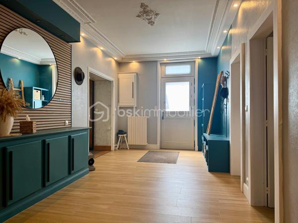 *** Carole MARCHAND *** BSK Immobilier *** vous propose se bien d'exception.

Situé à 400 mètres du centre du village de St Paterne Racan, à 12 minutes de l'autoroute, 30 minutes de Tours, il offre toutes les commodités à pied. (Transport en commun et transports scolaires, écoles maternelle et primaire, pharmacie, boulangerie, épicerie, bar tabac, restaurant, banques, marché le jeudi …)

Propriété de caractère alliant volumes généreux et prestations de qualité. 
Une maison principale de plus de 250 m² à laquelle s'ajoute une maison indépendante d'environ 30 m².

Les amateurs d'espace apprécieront dès l'entrée une belle hauteur sous plafond, 
Une pièce de vie de plus de 50 m²,
Sa véranda donnant sur une cour intimiste, 
Un véritable bar dans une partie semi - troglodyte,
Un bureau, une cuisine aménagée et équipée (novembre 2025) et des WC complètent le rez-de-chaussée.

Au 1er étage vous découvrirez quatre belles chambres, une buanderie avec accès grenier isolé, une salle de bain, une salle de douche et 2 WC indépendants.

A suivre et menant directement vers une terrasse puis au jardin de plus de 1000 m², une suite parentale de 45 m² avec salle d'eau et WC.

La maison indépendante se compose d'une pièce à vivre avec coin cuisine, d'une chambre et 1 salle d'eau avec WC.
Son accès par le jardin permet une mise en location par exemple.

Cette demeure en pierre de tuffeau à su évoluer et se moderniser au fil du temps.
Les points forts ; 
- 5 chambres dans la maison principale + 1 dans la dépendance
- Nombreux rangements ; dans chaque chambre un grand placard
- Travaux récents (Isolation, sol, cuisine, salle de bain)
- Menuiseries PVC double vitrage
- Volets roulants électriques
- Aspirateur centralisé

Les extérieurs ;
- 2 caves dont 1 utilisée en garage (2 ou 3 véhicules)
- Un atelier
- Terrain de pétanque
- Jardin clos et paysagé

Tout à l'égout, chauffage fioul

.
