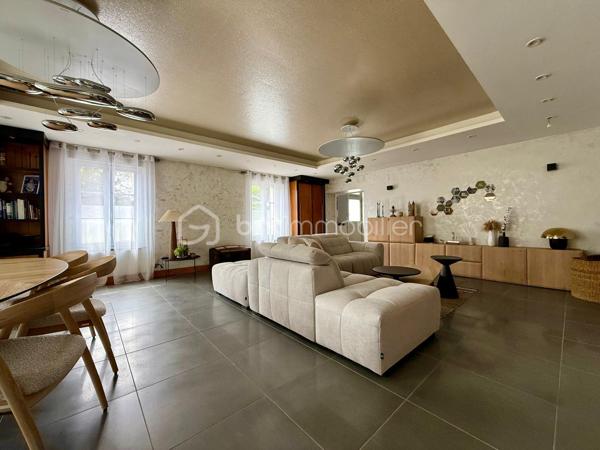 *** Carole MARCHAND *** BSK Immobilier *** vous propose se bien d'exception.

Situé à 400 mètres du centre du village de St Paterne Racan, à 12 minutes de l'autoroute, 30 minutes de Tours, il offre toutes les commodités à pied. (Transport en commun et transports scolaires, écoles maternelle et primaire, pharmacie, boulangerie, épicerie, bar tabac, restaurant, banques, marché le jeudi …)

Propriété de caractère alliant volumes généreux et prestations de qualité. 
Une maison principale de plus de 250 m² à laquelle s'ajoute une maison indépendante d'environ 30 m².

Les amateurs d'espace apprécieront dès l'entrée une belle hauteur sous plafond, 
Une pièce de vie de plus de 50 m²,
Sa véranda donnant sur une cour intimiste, 
Un véritable bar dans une partie semi - troglodyte,
Un bureau, une cuisine aménagée et équipée (novembre 2025) et des WC complètent le rez-de-chaussée.

Au 1er étage vous découvrirez quatre belles chambres, une buanderie avec accès grenier isolé, une salle de bain, une salle de douche et 2 WC indépendants.

A suivre et menant directement vers une terrasse puis au jardin de plus de 1000 m², une suite parentale de 45 m² avec salle d'eau et WC.

La maison indépendante se compose d'une pièce à vivre avec coin cuisine, d'une chambre et 1 salle d'eau avec WC.
Son accès par le jardin permet une mise en location par exemple.

Cette demeure en pierre de tuffeau à su évoluer et se moderniser au fil du temps.
Les points forts ; 
- 5 chambres dans la maison principale + 1 dans la dépendance
- Nombreux rangements ; dans chaque chambre un grand placard
- Travaux récents (Isolation, sol, cuisine, salle de bain)
- Menuiseries PVC double vitrage
- Volets roulants électriques
- Aspirateur centralisé

Les extérieurs ;
- 2 caves dont 1 utilisée en garage (2 ou 3 véhicules)
- Un atelier
- Terrain de pétanque
- Jardin clos et paysagé

Tout à l'égout, chauffage fioul

.