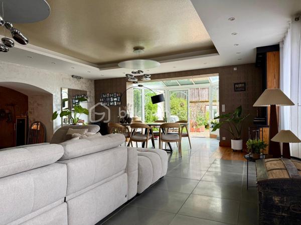 *** Carole MARCHAND *** BSK Immobilier *** vous propose se bien d'exception.

Situé à 400 mètres du centre du village de St Paterne Racan, à 12 minutes de l'autoroute, 30 minutes de Tours, il offre toutes les commodités à pied. (Transport en commun et transports scolaires, écoles maternelle et primaire, pharmacie, boulangerie, épicerie, bar tabac, restaurant, banques, marché le jeudi …)

Propriété de caractère alliant volumes généreux et prestations de qualité. 
Une maison principale de plus de 250 m² à laquelle s'ajoute une maison indépendante d'environ 30 m².

Les amateurs d'espace apprécieront dès l'entrée une belle hauteur sous plafond, 
Une pièce de vie de plus de 50 m²,
Sa véranda donnant sur une cour intimiste, 
Un véritable bar dans une partie semi - troglodyte,
Un bureau, une cuisine aménagée et équipée (novembre 2025) et des WC complètent le rez-de-chaussée.

Au 1er étage vous découvrirez quatre belles chambres, une buanderie avec accès grenier isolé, une salle de bain, une salle de douche et 2 WC indépendants.

A suivre et menant directement vers une terrasse puis au jardin de plus de 1000 m², une suite parentale de 45 m² avec salle d'eau et WC.

La maison indépendante se compose d'une pièce à vivre avec coin cuisine, d'une chambre et 1 salle d'eau avec WC.
Son accès par le jardin permet une mise en location par exemple.

Cette demeure en pierre de tuffeau à su évoluer et se moderniser au fil du temps.
Les points forts ; 
- 5 chambres dans la maison principale + 1 dans la dépendance
- Nombreux rangements ; dans chaque chambre un grand placard
- Travaux récents (Isolation, sol, cuisine, salle de bain)
- Menuiseries PVC double vitrage
- Volets roulants électriques
- Aspirateur centralisé

Les extérieurs ;
- 2 caves dont 1 utilisée en garage (2 ou 3 véhicules)
- Un atelier
- Terrain de pétanque
- Jardin clos et paysagé

Tout à l'égout, chauffage fioul

.