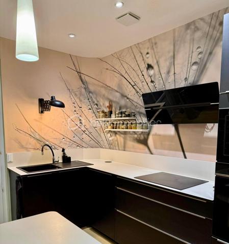 *** Carole MARCHAND *** BSK Immobilier *** vous propose se bien d'exception.

Situé à 400 mètres du centre du village de St Paterne Racan, à 12 minutes de l'autoroute, 30 minutes de Tours, il offre toutes les commodités à pied. (Transport en commun et transports scolaires, écoles maternelle et primaire, pharmacie, boulangerie, épicerie, bar tabac, restaurant, banques, marché le jeudi …)

Propriété de caractère alliant volumes généreux et prestations de qualité. 
Une maison principale de plus de 250 m² à laquelle s'ajoute une maison indépendante d'environ 30 m².

Les amateurs d'espace apprécieront dès l'entrée une belle hauteur sous plafond, 
Une pièce de vie de plus de 50 m²,
Sa véranda donnant sur une cour intimiste, 
Un véritable bar dans une partie semi - troglodyte,
Un bureau, une cuisine aménagée et équipée (novembre 2025) et des WC complètent le rez-de-chaussée.

Au 1er étage vous découvrirez quatre belles chambres, une buanderie avec accès grenier isolé, une salle de bain, une salle de douche et 2 WC indépendants.

A suivre et menant directement vers une terrasse puis au jardin de plus de 1000 m², une suite parentale de 45 m² avec salle d'eau et WC.

La maison indépendante se compose d'une pièce à vivre avec coin cuisine, d'une chambre et 1 salle d'eau avec WC.
Son accès par le jardin permet une mise en location par exemple.

Cette demeure en pierre de tuffeau à su évoluer et se moderniser au fil du temps.
Les points forts ; 
- 5 chambres dans la maison principale + 1 dans la dépendance
- Nombreux rangements ; dans chaque chambre un grand placard
- Travaux récents (Isolation, sol, cuisine, salle de bain)
- Menuiseries PVC double vitrage
- Volets roulants électriques
- Aspirateur centralisé

Les extérieurs ;
- 2 caves dont 1 utilisée en garage (2 ou 3 véhicules)
- Un atelier
- Terrain de pétanque
- Jardin clos et paysagé

Tout à l'égout, chauffage fioul

.