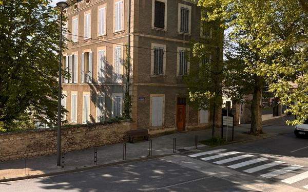 Immeuble à vendre    8 pièces • 541,18 m2 Forcalquier