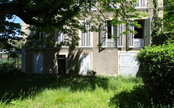 Immeuble à vendre    8 pièces • 541,18 m2 Forcalquier