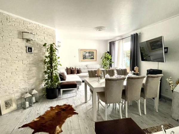 Découvrez cette maison lumineuse et accueillante, située dans un quartier paisible, idéale pour ceux en quête de tranquillité, tout en restant à proximité des commodités urbaines. (15 min à pieds de la gare LE BLANC MESNIL, 7 min en voiture). Cette propriété offre une superficie habitable de 126 m² ( 100m2 loi carrez), comprenant 6 pièces agencées avec soin, parfaites pour accueillir votre famille et vos aventures quotidiennes.

La maison, construite en 1990, bénéficie d'un design intemporel. Avec un agencement intelligent, chaque pièce est inondée de lumière naturelle. À l'intérieur, le séjour spacieux est le lieu idéal pour se détendre ou recevoir vos proches. Bien que non meublée, la propriété ne nécessite aucun travaux, permettant de vous installer immédiatement avec vos propres idées de décoration.

La maison est légèrement en retrait pour vous offrir un parking privatif, un atout indispensable en zone urbaine. Sans espace extérieur tel qu'un jardin ou une terrasse, sa structure habilement conçue garantit votre confort tout au long de l'année.

Bien que la maison ne possède pas de commodités telles que l'ascenseur ou l'interphone, elle est facilement accessible, et toutes les infrastructures publiques sont proches pour simplifier votre quotidien. Avec votre constructeur mandataire de confiance, ANILA MANSOOR, explorez cette opportunité unique de vivre une vie épanouissante dans votre future maison.
