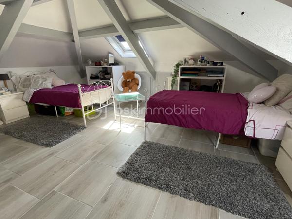 Découvrez cette maison lumineuse et accueillante, située dans un quartier paisible, idéale pour ceux en quête de tranquillité, tout en restant à proximité des commodités urbaines. (15 min à pieds de la gare LE BLANC MESNIL, 7 min en voiture). Cette propriété offre une superficie habitable de 126 m² ( 100m2 loi carrez), comprenant 6 pièces agencées avec soin, parfaites pour accueillir votre famille et vos aventures quotidiennes.

La maison, construite en 1990, bénéficie d'un design intemporel. Avec un agencement intelligent, chaque pièce est inondée de lumière naturelle. À l'intérieur, le séjour spacieux est le lieu idéal pour se détendre ou recevoir vos proches. Bien que non meublée, la propriété ne nécessite aucun travaux, permettant de vous installer immédiatement avec vos propres idées de décoration.

La maison est légèrement en retrait pour vous offrir un parking privatif, un atout indispensable en zone urbaine. Sans espace extérieur tel qu'un jardin ou une terrasse, sa structure habilement conçue garantit votre confort tout au long de l'année.

Bien que la maison ne possède pas de commodités telles que l'ascenseur ou l'interphone, elle est facilement accessible, et toutes les infrastructures publiques sont proches pour simplifier votre quotidien. Avec votre constructeur mandataire de confiance, ANILA MANSOOR, explorez cette opportunité unique de vivre une vie épanouissante dans votre future maison.