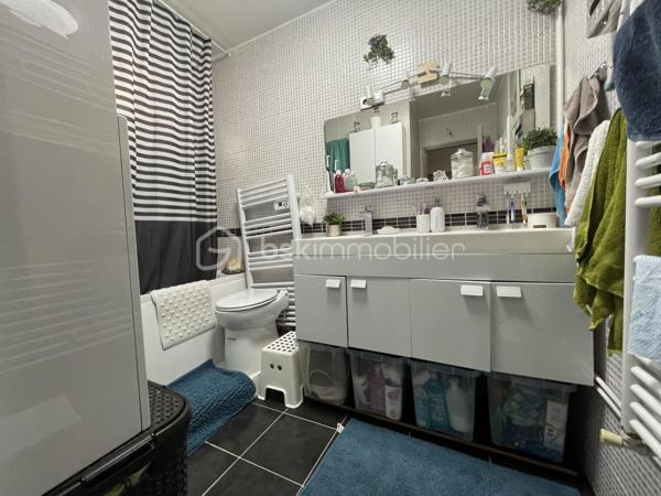 Découvrez cette maison lumineuse et accueillante, située dans un quartier paisible, idéale pour ceux en quête de tranquillité, tout en restant à proximité des commodités urbaines. (15 min à pieds de la gare LE BLANC MESNIL, 7 min en voiture). Cette propriété offre une superficie habitable de 126 m² ( 100m2 loi carrez), comprenant 6 pièces agencées avec soin, parfaites pour accueillir votre famille et vos aventures quotidiennes.

La maison, construite en 1990, bénéficie d'un design intemporel. Avec un agencement intelligent, chaque pièce est inondée de lumière naturelle. À l'intérieur, le séjour spacieux est le lieu idéal pour se détendre ou recevoir vos proches. Bien que non meublée, la propriété ne nécessite aucun travaux, permettant de vous installer immédiatement avec vos propres idées de décoration.

La maison est légèrement en retrait pour vous offrir un parking privatif, un atout indispensable en zone urbaine. Sans espace extérieur tel qu'un jardin ou une terrasse, sa structure habilement conçue garantit votre confort tout au long de l'année.

Bien que la maison ne possède pas de commodités telles que l'ascenseur ou l'interphone, elle est facilement accessible, et toutes les infrastructures publiques sont proches pour simplifier votre quotidien. Avec votre constructeur mandataire de confiance, ANILA MANSOOR, explorez cette opportunité unique de vivre une vie épanouissante dans votre future maison.