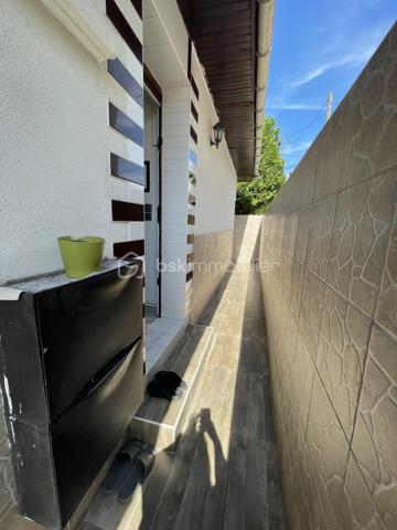 Découvrez cette maison lumineuse et accueillante, située dans un quartier paisible, idéale pour ceux en quête de tranquillité, tout en restant à proximité des commodités urbaines. (15 min à pieds de la gare LE BLANC MESNIL, 7 min en voiture). Cette propriété offre une superficie habitable de 126 m² ( 100m2 loi carrez), comprenant 6 pièces agencées avec soin, parfaites pour accueillir votre famille et vos aventures quotidiennes.

La maison, construite en 1990, bénéficie d'un design intemporel. Avec un agencement intelligent, chaque pièce est inondée de lumière naturelle. À l'intérieur, le séjour spacieux est le lieu idéal pour se détendre ou recevoir vos proches. Bien que non meublée, la propriété ne nécessite aucun travaux, permettant de vous installer immédiatement avec vos propres idées de décoration.

La maison est légèrement en retrait pour vous offrir un parking privatif, un atout indispensable en zone urbaine. Sans espace extérieur tel qu'un jardin ou une terrasse, sa structure habilement conçue garantit votre confort tout au long de l'année.

Bien que la maison ne possède pas de commodités telles que l'ascenseur ou l'interphone, elle est facilement accessible, et toutes les infrastructures publiques sont proches pour simplifier votre quotidien. Avec votre constructeur mandataire de confiance, ANILA MANSOOR, explorez cette opportunité unique de vivre une vie épanouissante dans votre future maison.