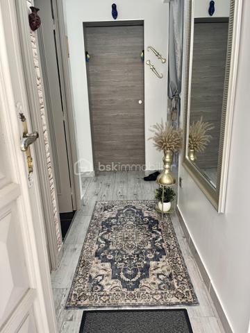 Découvrez cette maison lumineuse et accueillante, située dans un quartier paisible, idéale pour ceux en quête de tranquillité, tout en restant à proximité des commodités urbaines. (15 min à pieds de la gare LE BLANC MESNIL, 7 min en voiture). Cette propriété offre une superficie habitable de 126 m² ( 100m2 loi carrez), comprenant 6 pièces agencées avec soin, parfaites pour accueillir votre famille et vos aventures quotidiennes.

La maison, construite en 1990, bénéficie d'un design intemporel. Avec un agencement intelligent, chaque pièce est inondée de lumière naturelle. À l'intérieur, le séjour spacieux est le lieu idéal pour se détendre ou recevoir vos proches. Bien que non meublée, la propriété ne nécessite aucun travaux, permettant de vous installer immédiatement avec vos propres idées de décoration.

La maison est légèrement en retrait pour vous offrir un parking privatif, un atout indispensable en zone urbaine. Sans espace extérieur tel qu'un jardin ou une terrasse, sa structure habilement conçue garantit votre confort tout au long de l'année.

Bien que la maison ne possède pas de commodités telles que l'ascenseur ou l'interphone, elle est facilement accessible, et toutes les infrastructures publiques sont proches pour simplifier votre quotidien. Avec votre constructeur mandataire de confiance, ANILA MANSOOR, explorez cette opportunité unique de vivre une vie épanouissante dans votre future maison.