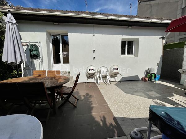 Découvrez cette maison lumineuse et accueillante, située dans un quartier paisible, idéale pour ceux en quête de tranquillité, tout en restant à proximité des commodités urbaines. (15 min à pieds de la gare LE BLANC MESNIL, 7 min en voiture). Cette propriété offre une superficie habitable de 126 m² ( 100m2 loi carrez), comprenant 6 pièces agencées avec soin, parfaites pour accueillir votre famille et vos aventures quotidiennes.

La maison, construite en 1990, bénéficie d'un design intemporel. Avec un agencement intelligent, chaque pièce est inondée de lumière naturelle. À l'intérieur, le séjour spacieux est le lieu idéal pour se détendre ou recevoir vos proches. Bien que non meublée, la propriété ne nécessite aucun travaux, permettant de vous installer immédiatement avec vos propres idées de décoration.

La maison est légèrement en retrait pour vous offrir un parking privatif, un atout indispensable en zone urbaine. Sans espace extérieur tel qu'un jardin ou une terrasse, sa structure habilement conçue garantit votre confort tout au long de l'année.

Bien que la maison ne possède pas de commodités telles que l'ascenseur ou l'interphone, elle est facilement accessible, et toutes les infrastructures publiques sont proches pour simplifier votre quotidien. Avec votre constructeur mandataire de confiance, ANILA MANSOOR, explorez cette opportunité unique de vivre une vie épanouissante dans votre future maison.