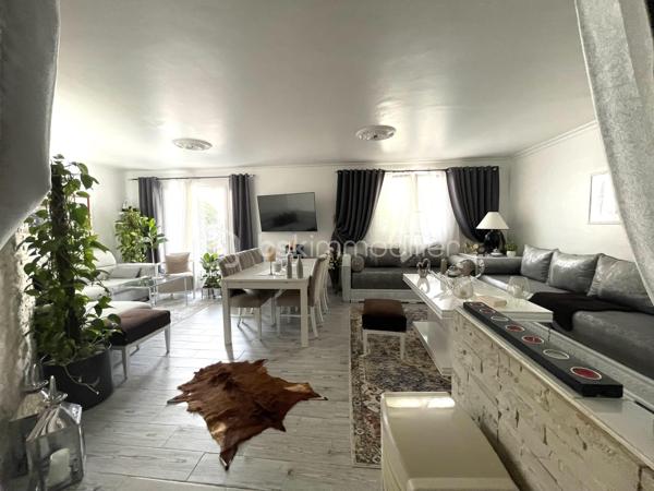 Découvrez cette maison lumineuse et accueillante, située dans un quartier paisible, idéale pour ceux en quête de tranquillité, tout en restant à proximité des commodités urbaines. (15 min à pieds de la gare LE BLANC MESNIL, 7 min en voiture). Cette propriété offre une superficie habitable de 126 m² ( 100m2 loi carrez), comprenant 6 pièces agencées avec soin, parfaites pour accueillir votre famille et vos aventures quotidiennes.

La maison, construite en 1990, bénéficie d'un design intemporel. Avec un agencement intelligent, chaque pièce est inondée de lumière naturelle. À l'intérieur, le séjour spacieux est le lieu idéal pour se détendre ou recevoir vos proches. Bien que non meublée, la propriété ne nécessite aucun travaux, permettant de vous installer immédiatement avec vos propres idées de décoration.

La maison est légèrement en retrait pour vous offrir un parking privatif, un atout indispensable en zone urbaine. Sans espace extérieur tel qu'un jardin ou une terrasse, sa structure habilement conçue garantit votre confort tout au long de l'année.

Bien que la maison ne possède pas de commodités telles que l'ascenseur ou l'interphone, elle est facilement accessible, et toutes les infrastructures publiques sont proches pour simplifier votre quotidien. Avec votre constructeur mandataire de confiance, ANILA MANSOOR, explorez cette opportunité unique de vivre une vie épanouissante dans votre future maison.