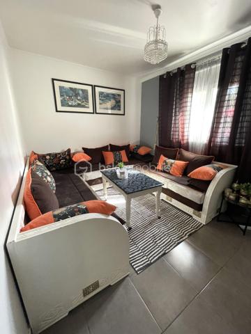 Découvrez cette maison lumineuse et accueillante, située dans un quartier paisible, idéale pour ceux en quête de tranquillité, tout en restant à proximité des commodités urbaines. (15 min à pieds de la gare LE BLANC MESNIL, 7 min en voiture). Cette propriété offre une superficie habitable de 126 m² ( 100m2 loi carrez), comprenant 6 pièces agencées avec soin, parfaites pour accueillir votre famille et vos aventures quotidiennes.

La maison, construite en 1990, bénéficie d'un design intemporel. Avec un agencement intelligent, chaque pièce est inondée de lumière naturelle. À l'intérieur, le séjour spacieux est le lieu idéal pour se détendre ou recevoir vos proches. Bien que non meublée, la propriété ne nécessite aucun travaux, permettant de vous installer immédiatement avec vos propres idées de décoration.

La maison est légèrement en retrait pour vous offrir un parking privatif, un atout indispensable en zone urbaine. Sans espace extérieur tel qu'un jardin ou une terrasse, sa structure habilement conçue garantit votre confort tout au long de l'année.

Bien que la maison ne possède pas de commodités telles que l'ascenseur ou l'interphone, elle est facilement accessible, et toutes les infrastructures publiques sont proches pour simplifier votre quotidien. Avec votre constructeur mandataire de confiance, ANILA MANSOOR, explorez cette opportunité unique de vivre une vie épanouissante dans votre future maison.