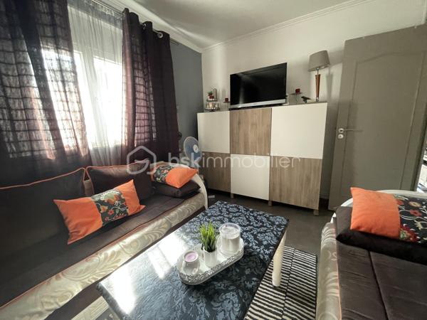 Découvrez cette maison lumineuse et accueillante, située dans un quartier paisible, idéale pour ceux en quête de tranquillité, tout en restant à proximité des commodités urbaines. (15 min à pieds de la gare LE BLANC MESNIL, 7 min en voiture). Cette propriété offre une superficie habitable de 126 m² ( 100m2 loi carrez), comprenant 6 pièces agencées avec soin, parfaites pour accueillir votre famille et vos aventures quotidiennes.

La maison, construite en 1990, bénéficie d'un design intemporel. Avec un agencement intelligent, chaque pièce est inondée de lumière naturelle. À l'intérieur, le séjour spacieux est le lieu idéal pour se détendre ou recevoir vos proches. Bien que non meublée, la propriété ne nécessite aucun travaux, permettant de vous installer immédiatement avec vos propres idées de décoration.

La maison est légèrement en retrait pour vous offrir un parking privatif, un atout indispensable en zone urbaine. Sans espace extérieur tel qu'un jardin ou une terrasse, sa structure habilement conçue garantit votre confort tout au long de l'année.

Bien que la maison ne possède pas de commodités telles que l'ascenseur ou l'interphone, elle est facilement accessible, et toutes les infrastructures publiques sont proches pour simplifier votre quotidien. Avec votre constructeur mandataire de confiance, ANILA MANSOOR, explorez cette opportunité unique de vivre une vie épanouissante dans votre future maison.