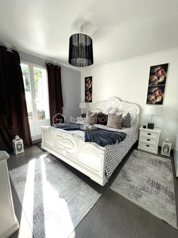 Découvrez cette maison lumineuse et accueillante, située dans un quartier paisible, idéale pour ceux en quête de tranquillité, tout en restant à proximité des commodités urbaines. (15 min à pieds de la gare LE BLANC MESNIL, 7 min en voiture). Cette propriété offre une superficie habitable de 126 m² ( 100m2 loi carrez), comprenant 6 pièces agencées avec soin, parfaites pour accueillir votre famille et vos aventures quotidiennes.

La maison, construite en 1990, bénéficie d'un design intemporel. Avec un agencement intelligent, chaque pièce est inondée de lumière naturelle. À l'intérieur, le séjour spacieux est le lieu idéal pour se détendre ou recevoir vos proches. Bien que non meublée, la propriété ne nécessite aucun travaux, permettant de vous installer immédiatement avec vos propres idées de décoration.

La maison est légèrement en retrait pour vous offrir un parking privatif, un atout indispensable en zone urbaine. Sans espace extérieur tel qu'un jardin ou une terrasse, sa structure habilement conçue garantit votre confort tout au long de l'année.

Bien que la maison ne possède pas de commodités telles que l'ascenseur ou l'interphone, elle est facilement accessible, et toutes les infrastructures publiques sont proches pour simplifier votre quotidien. Avec votre constructeur mandataire de confiance, ANILA MANSOOR, explorez cette opportunité unique de vivre une vie épanouissante dans votre future maison.
