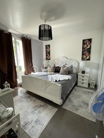 Découvrez cette maison lumineuse et accueillante, située dans un quartier paisible, idéale pour ceux en quête de tranquillité, tout en restant à proximité des commodités urbaines. (15 min à pieds de la gare LE BLANC MESNIL, 7 min en voiture). Cette propriété offre une superficie habitable de 126 m² ( 100m2 loi carrez), comprenant 6 pièces agencées avec soin, parfaites pour accueillir votre famille et vos aventures quotidiennes.

La maison, construite en 1990, bénéficie d'un design intemporel. Avec un agencement intelligent, chaque pièce est inondée de lumière naturelle. À l'intérieur, le séjour spacieux est le lieu idéal pour se détendre ou recevoir vos proches. Bien que non meublée, la propriété ne nécessite aucun travaux, permettant de vous installer immédiatement avec vos propres idées de décoration.

La maison est légèrement en retrait pour vous offrir un parking privatif, un atout indispensable en zone urbaine. Sans espace extérieur tel qu'un jardin ou une terrasse, sa structure habilement conçue garantit votre confort tout au long de l'année.

Bien que la maison ne possède pas de commodités telles que l'ascenseur ou l'interphone, elle est facilement accessible, et toutes les infrastructures publiques sont proches pour simplifier votre quotidien. Avec votre constructeur mandataire de confiance, ANILA MANSOOR, explorez cette opportunité unique de vivre une vie épanouissante dans votre future maison.