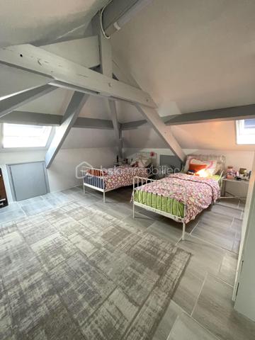 Découvrez cette maison lumineuse et accueillante, située dans un quartier paisible, idéale pour ceux en quête de tranquillité, tout en restant à proximité des commodités urbaines. (15 min à pieds de la gare LE BLANC MESNIL, 7 min en voiture). Cette propriété offre une superficie habitable de 126 m² ( 100m2 loi carrez), comprenant 6 pièces agencées avec soin, parfaites pour accueillir votre famille et vos aventures quotidiennes.

La maison, construite en 1990, bénéficie d'un design intemporel. Avec un agencement intelligent, chaque pièce est inondée de lumière naturelle. À l'intérieur, le séjour spacieux est le lieu idéal pour se détendre ou recevoir vos proches. Bien que non meublée, la propriété ne nécessite aucun travaux, permettant de vous installer immédiatement avec vos propres idées de décoration.

La maison est légèrement en retrait pour vous offrir un parking privatif, un atout indispensable en zone urbaine. Sans espace extérieur tel qu'un jardin ou une terrasse, sa structure habilement conçue garantit votre confort tout au long de l'année.

Bien que la maison ne possède pas de commodités telles que l'ascenseur ou l'interphone, elle est facilement accessible, et toutes les infrastructures publiques sont proches pour simplifier votre quotidien. Avec votre constructeur mandataire de confiance, ANILA MANSOOR, explorez cette opportunité unique de vivre une vie épanouissante dans votre future maison.