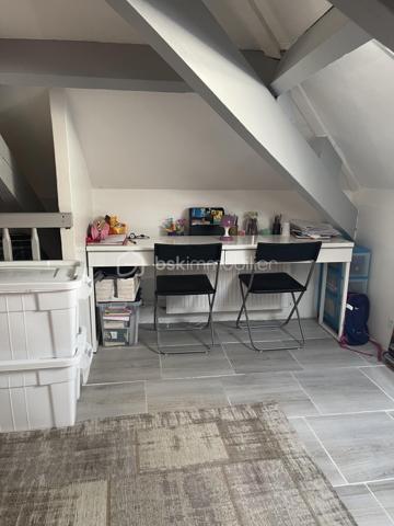 Découvrez cette maison lumineuse et accueillante, située dans un quartier paisible, idéale pour ceux en quête de tranquillité, tout en restant à proximité des commodités urbaines. (15 min à pieds de la gare LE BLANC MESNIL, 7 min en voiture). Cette propriété offre une superficie habitable de 126 m² ( 100m2 loi carrez), comprenant 6 pièces agencées avec soin, parfaites pour accueillir votre famille et vos aventures quotidiennes.

La maison, construite en 1990, bénéficie d'un design intemporel. Avec un agencement intelligent, chaque pièce est inondée de lumière naturelle. À l'intérieur, le séjour spacieux est le lieu idéal pour se détendre ou recevoir vos proches. Bien que non meublée, la propriété ne nécessite aucun travaux, permettant de vous installer immédiatement avec vos propres idées de décoration.

La maison est légèrement en retrait pour vous offrir un parking privatif, un atout indispensable en zone urbaine. Sans espace extérieur tel qu'un jardin ou une terrasse, sa structure habilement conçue garantit votre confort tout au long de l'année.

Bien que la maison ne possède pas de commodités telles que l'ascenseur ou l'interphone, elle est facilement accessible, et toutes les infrastructures publiques sont proches pour simplifier votre quotidien. Avec votre constructeur mandataire de confiance, ANILA MANSOOR, explorez cette opportunité unique de vivre une vie épanouissante dans votre future maison.