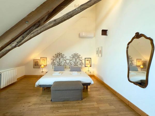 Ferme de style périgordien avec opportunités commerciales