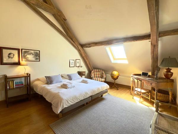 Ferme de style périgordien avec opportunités commerciales