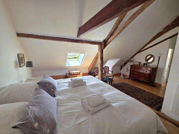 Ferme de style périgordien avec opportunités commerciales