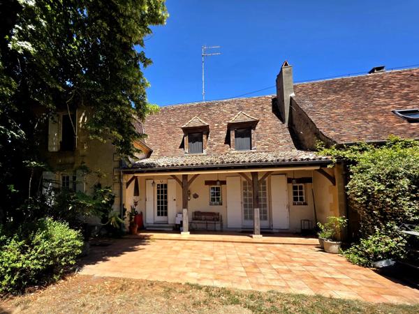 Ferme de style périgordien avec opportunités commerciales
