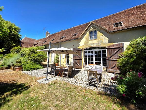 Ferme de style périgordien avec opportunités commerciales
